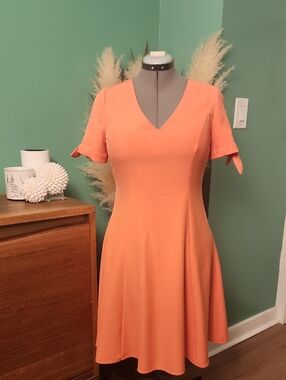 London Times Coral V-Neck Short Sleeve Midi Dress